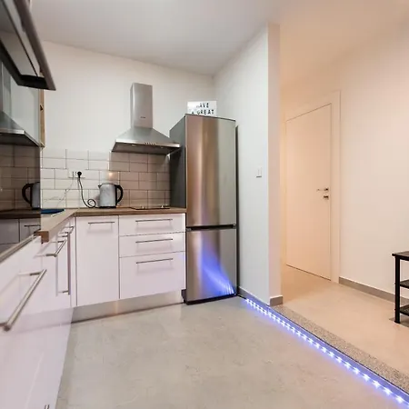 Kailani Luxury 3 Bedroom, 3 Bathroom With A Sunny Balcony