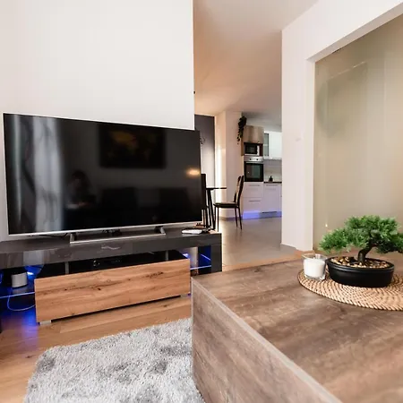 Kailani Luxury 3 Bedroom, 3 Bathroom With A Sunny Balcony * Zara