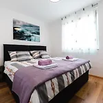Kailani Luxury 3 Bedroom, 3 Bathroom With A Sunny Balcony זאדאר