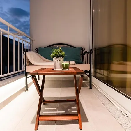 Kailani Luxury 3 Bedroom, 3 Bathroom With A Sunny Balcony