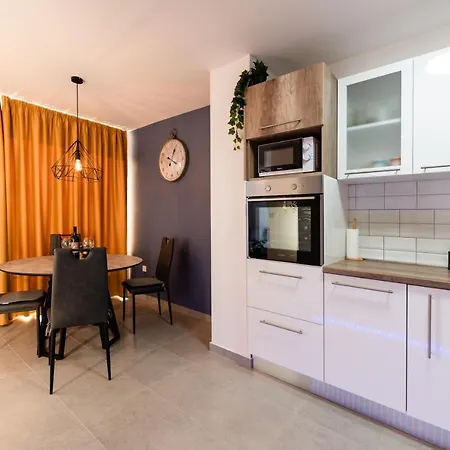 Kailani Luxury 3 Bedroom, 3 Bathroom With A Sunny Balcony