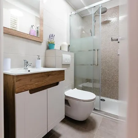 Daire Kailani Luxury 3 Bedroom, 3 Bathroom With A Sunny Balcony Zadar