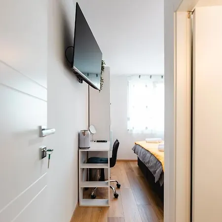 Daire Kailani Luxury 3 Bedroom, 3 Bathroom With A Sunny Balcony Zadar