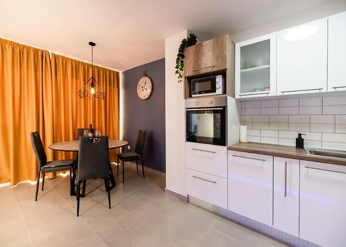 Kailani Luxury 3 Bedroom, 3 Bathroom With A Sunny Balcony