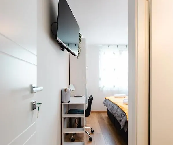 Апартаменти Kailani Luxury 3 Bedroom, 3 Bathroom With A Sunny Balcony Задар